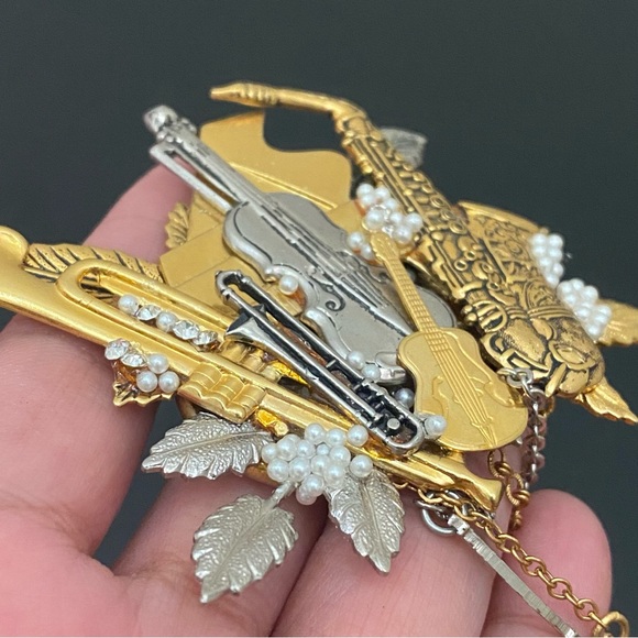 Vintage Musical Instruments Music Theme 3D Brooch 36.6g - Picture 10 of 16